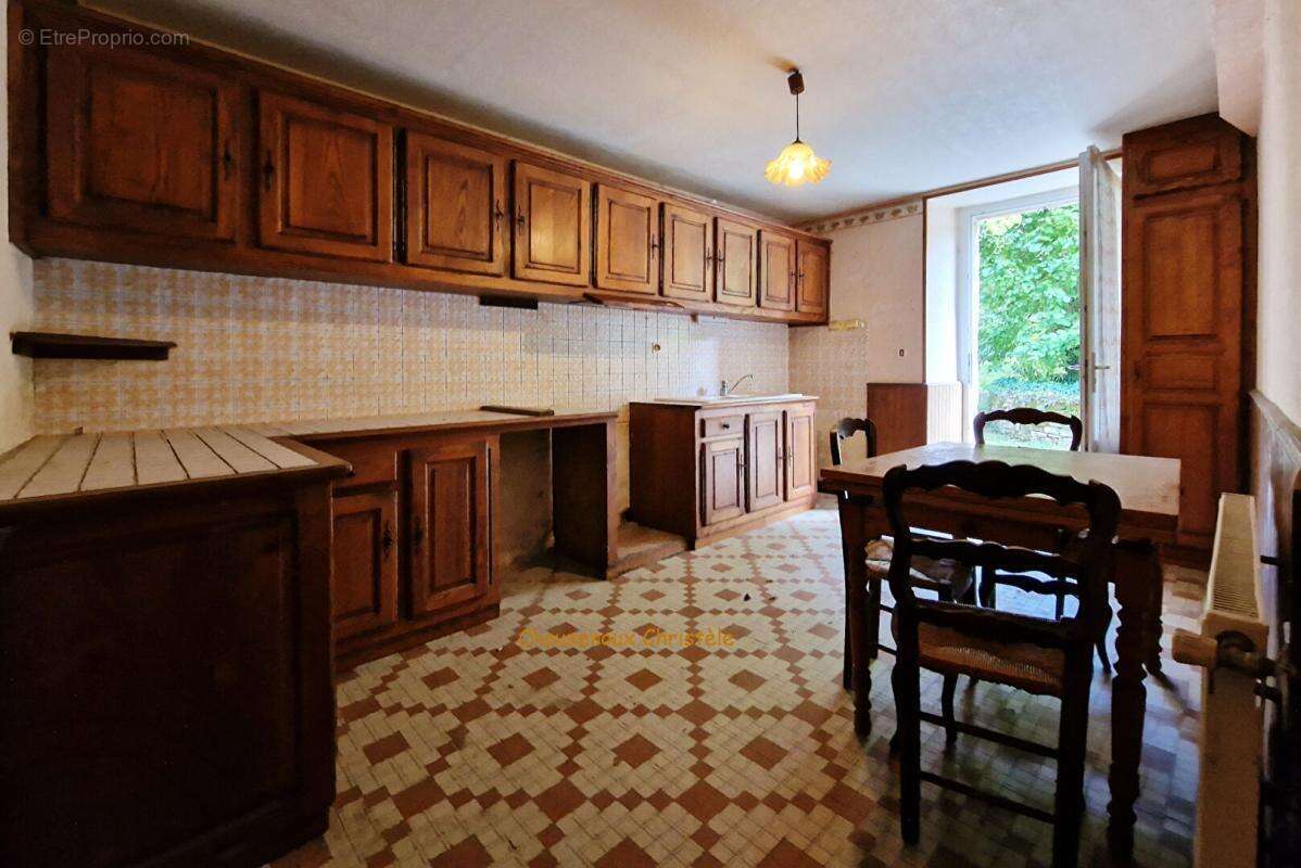 24290 Sergeac : Ensemble immobilier en pierre du pays - photo 5