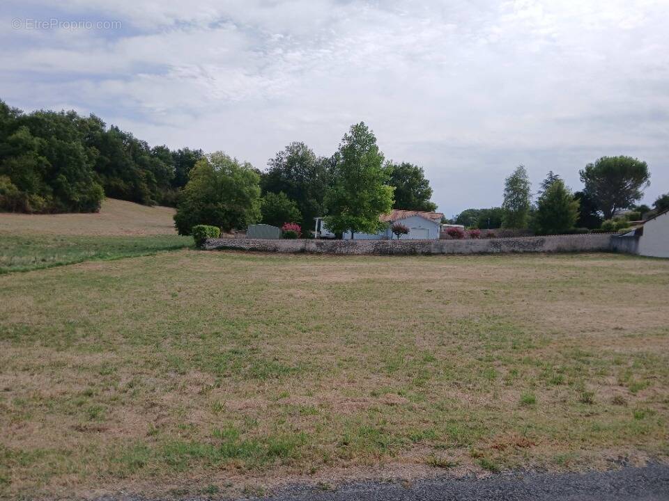 Terrain à SAINT-MARTIN-DE-RIBERAC
