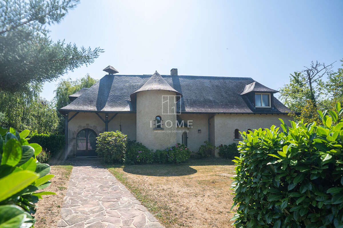 Maison à MONTREUIL-SUR-MAINE