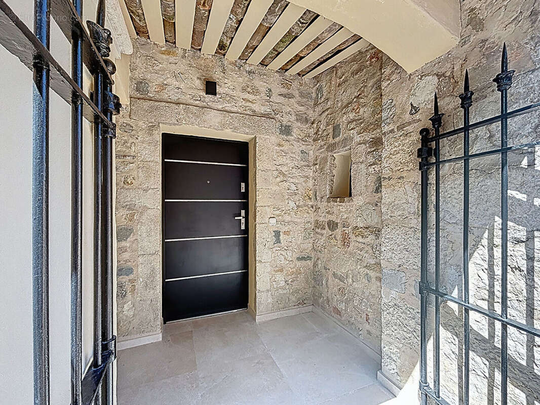 Appartement à SAINT-LAURENT-DU-VAR