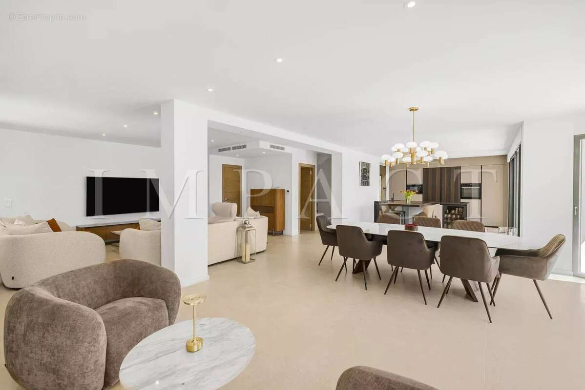 Maison à CHATEAUNEUF-GRASSE