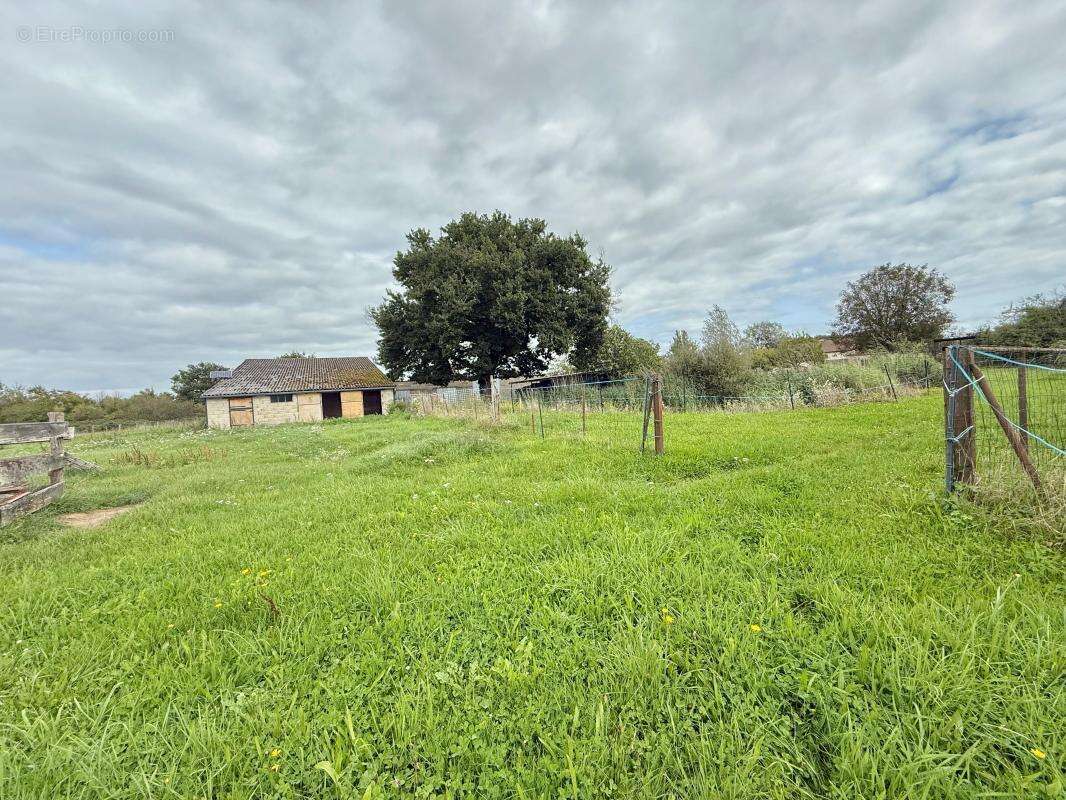 Terrain à PERRIGNY-SUR-L'OGNON