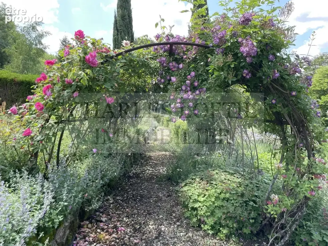 Bel ensemble - corps de ferme avec 3 maisons, un hangar, jardin et verger - photo 8