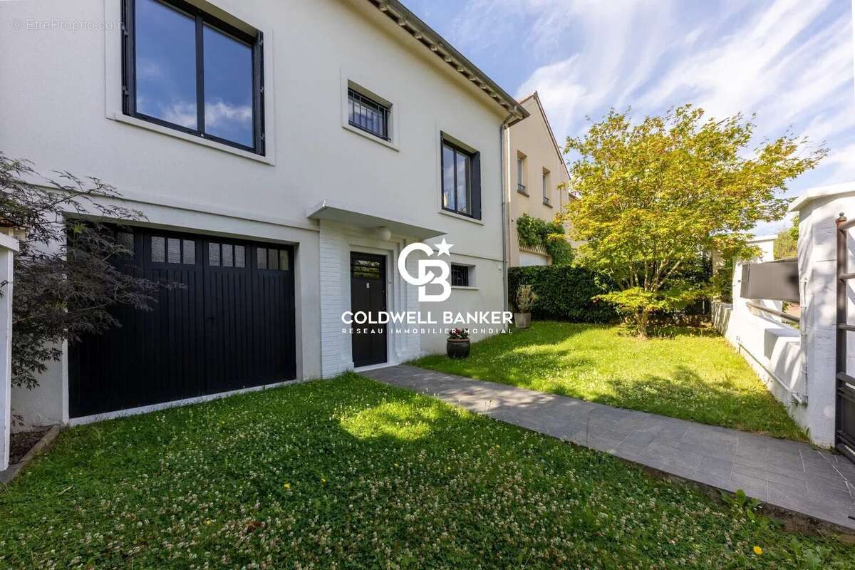 Maison à MARNES-LA-COQUETTE