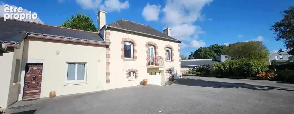 Maison de caractère en centre-bourg  95 m², trois chambres et terrain clos - photo 2