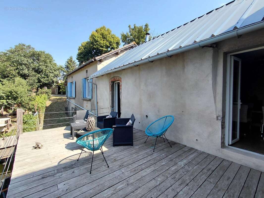Corps de ferme en pierre à Saint-Christophe, sans voisins, avec grange, dépendances et terrain - photo 2