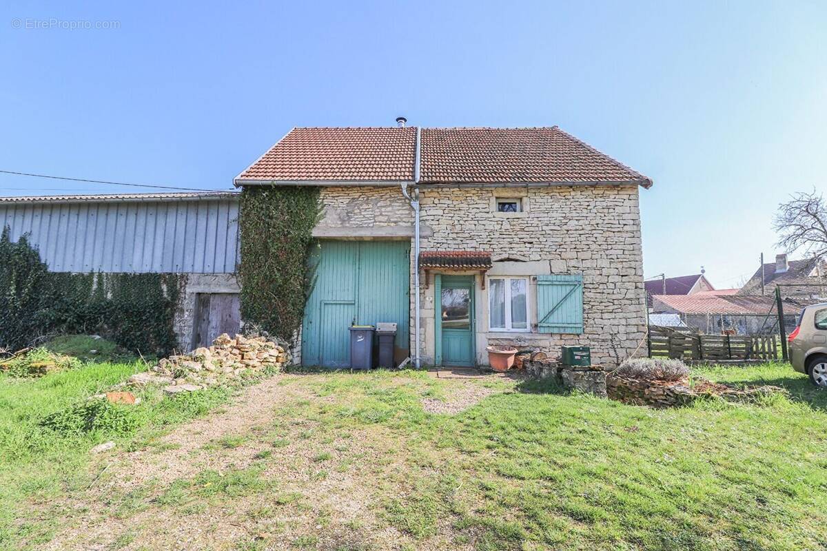 Maison à MONTIGNY-MORNAY-VILLENEUVE-SUR-VINGEANNE