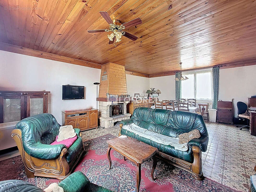 Maison à MONTBREHAIN