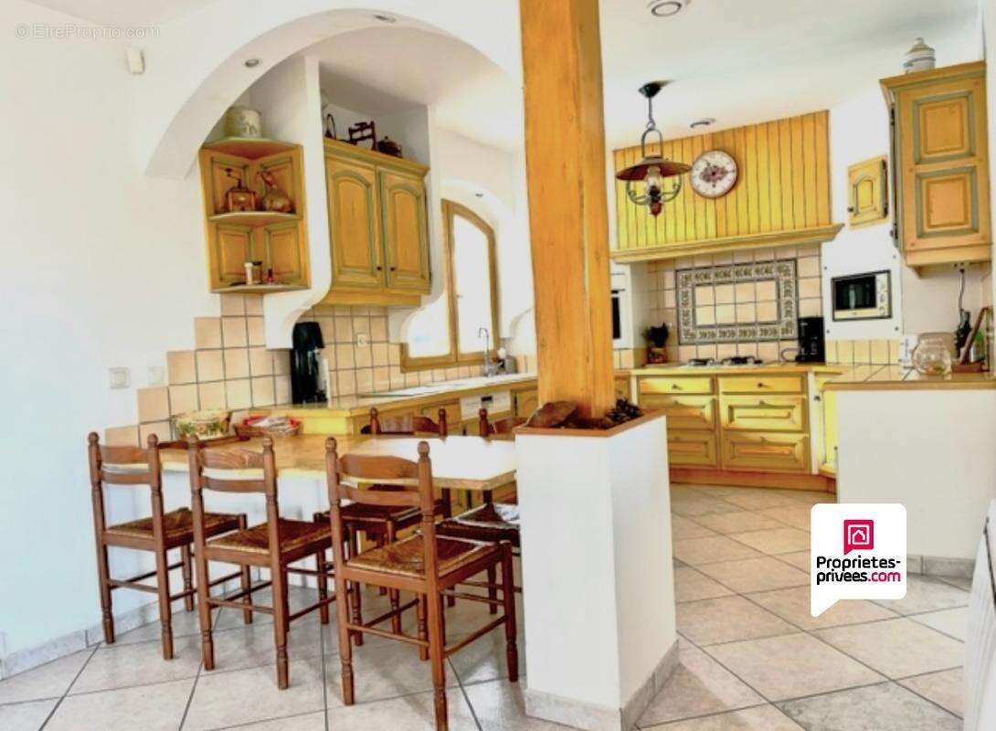 Villa T7 SAINT AUNES  de 210m² avec vue imprenable et piscine - photo 7