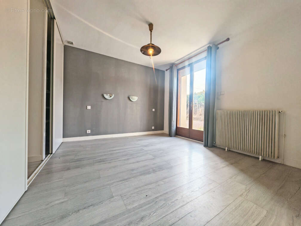 Ensemble immobilier composé de 2 logements (135 et 57 m² )  6 ch. terrain de 4480m² clos - photo 10