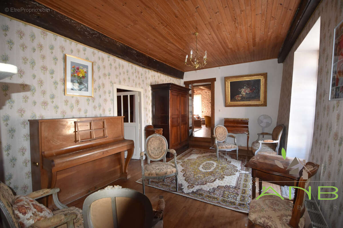 Maison 210 m² à Montbron  - photo 7