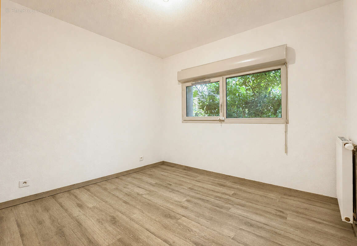 En exclusivité !  Appartement T3 de 65 m2 en rez-de-jardin, situé dans le quartier de Lalande. - photo 6