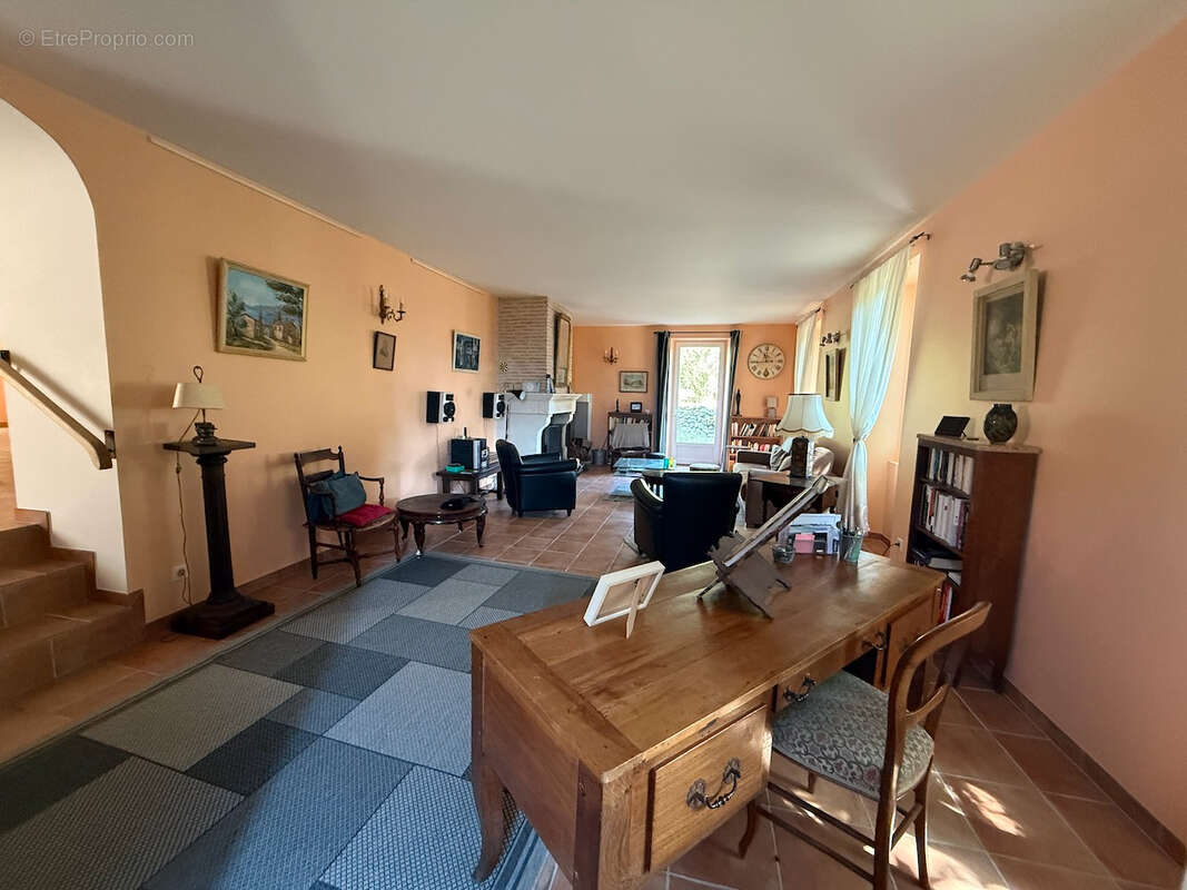 En pleine campagne, au calme, venez découvrir cette belle propriété de 250 m² habitables avec vue, sur un terrain de plus d'un h - photo 2