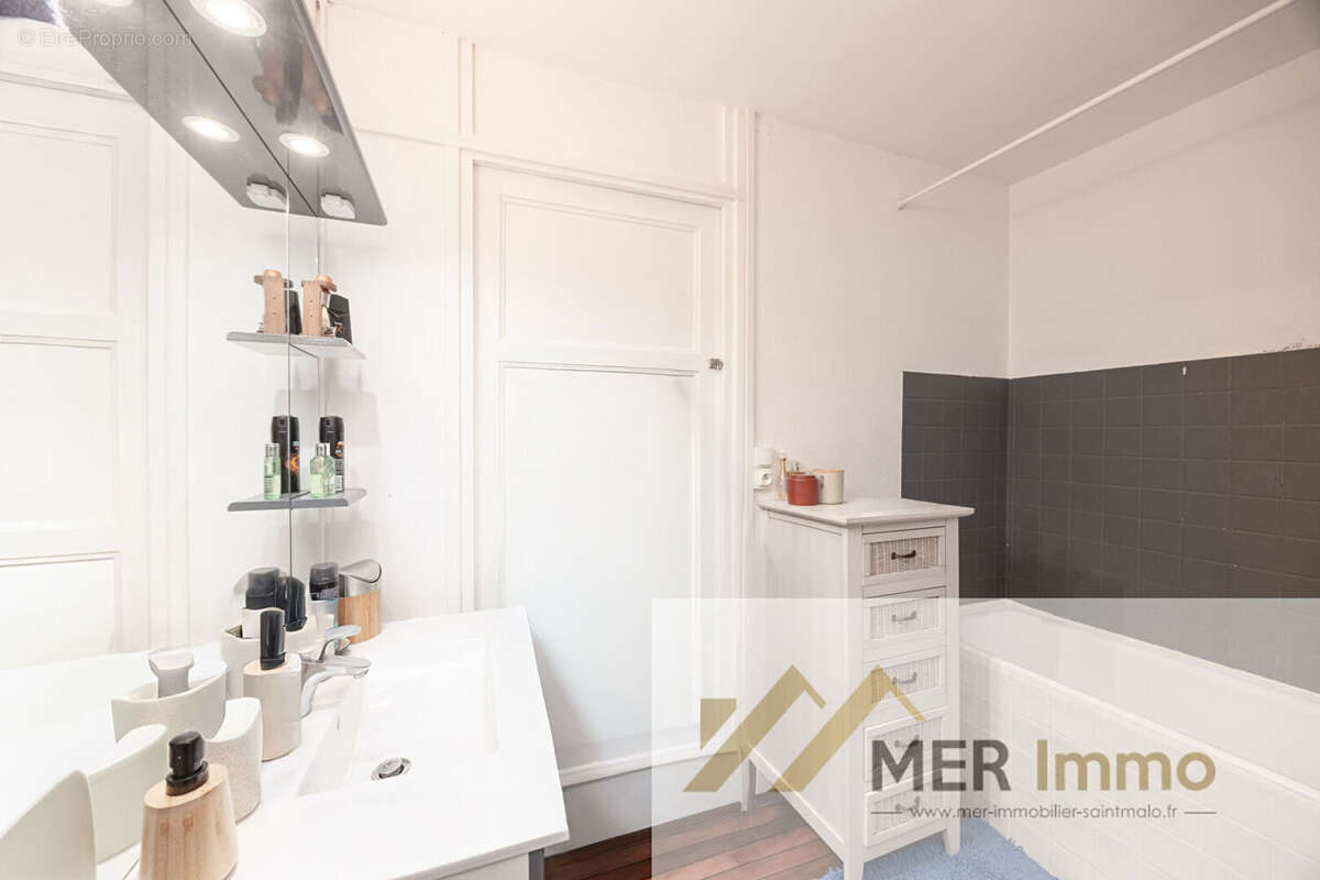 SAINT MALO INTRA-MUROS Appartement T4 de 75 m2 au 1 er étage d'une copropriété en bon état - photo 10