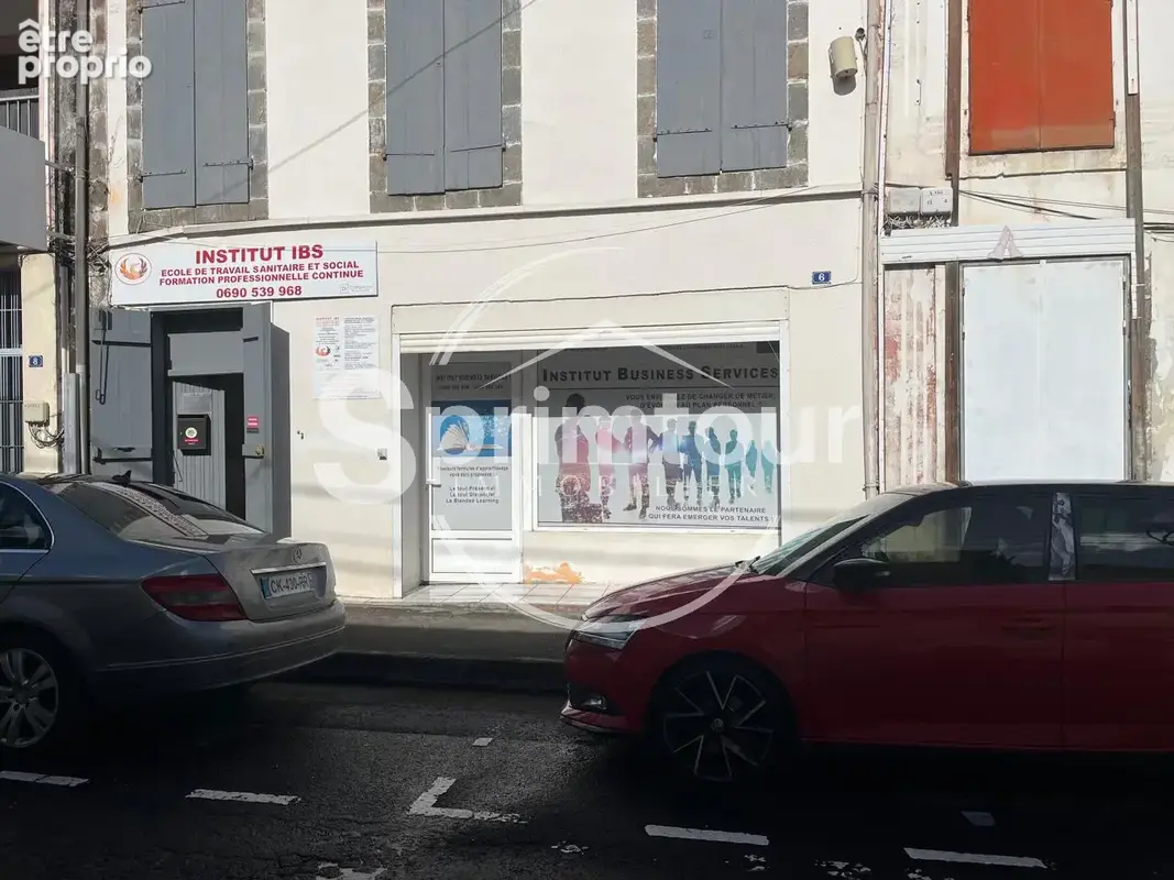 BASSE-TERRE - Immeuble avec bureaux en très bon état - libre d'occupation - photo 2