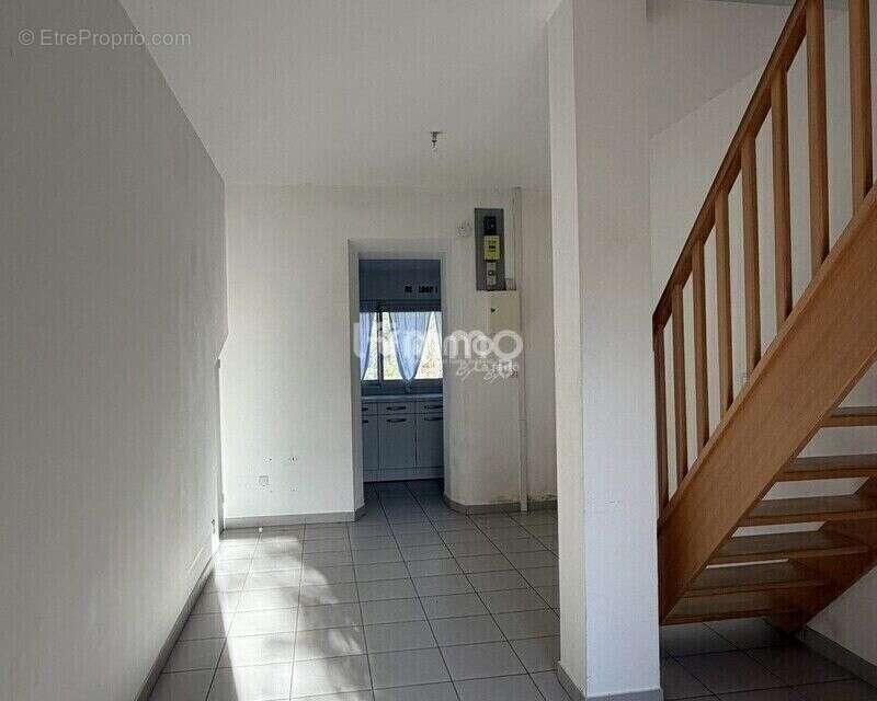 Maison de 101m2 à rénover sur sa parcelle de 500m2 - St Menet 13 - photo 4