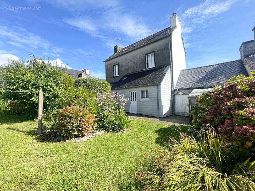 Maison à CHATEAUNEUF-DU-FAOU