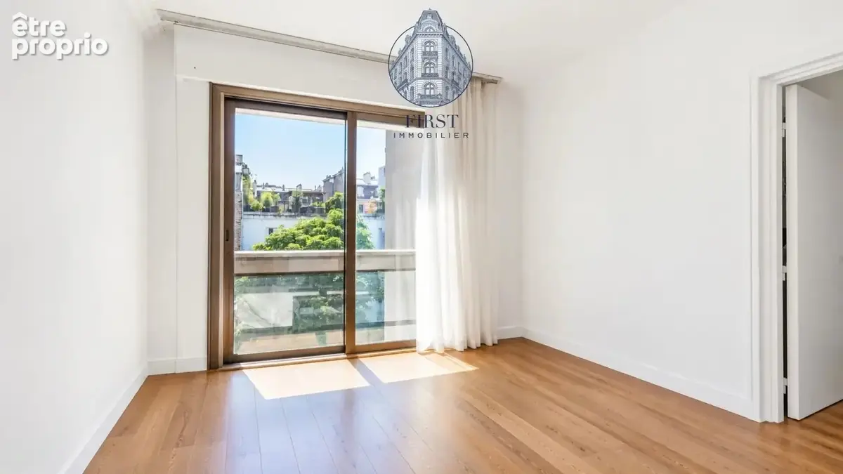 Exclusivité – paris 16e – victor hugo / longchamp – élégant 2 pièces en dernier étage avec balcon sur jardin - photo 7