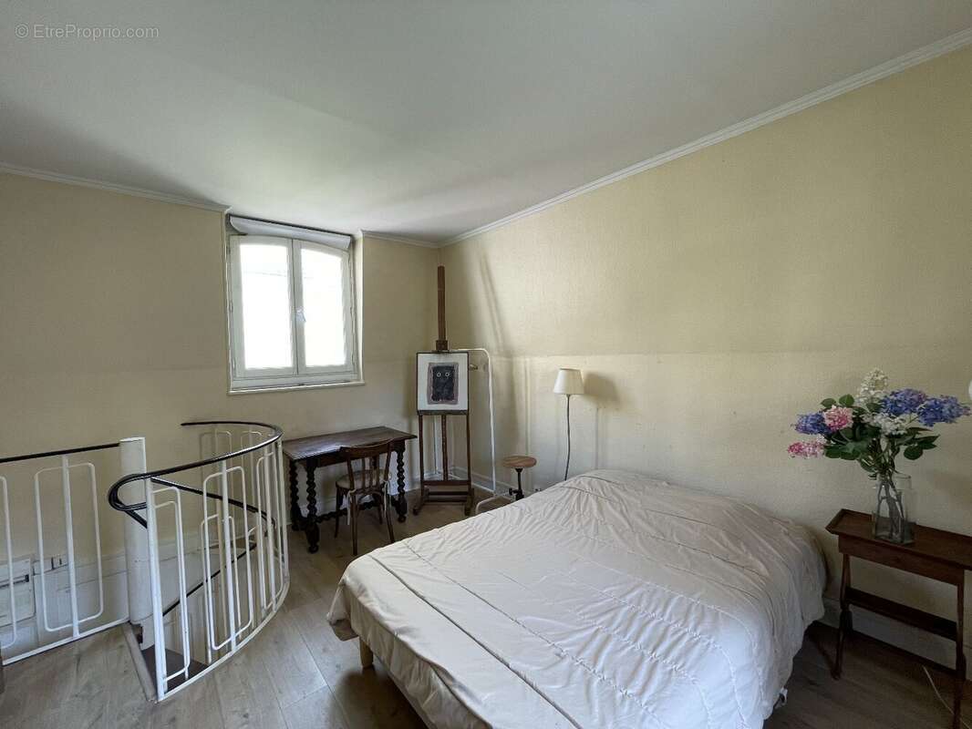 Rare dans le centre de Versailles cette charmante maison de ville avec sa terrasse ensoleillée. - photo 4