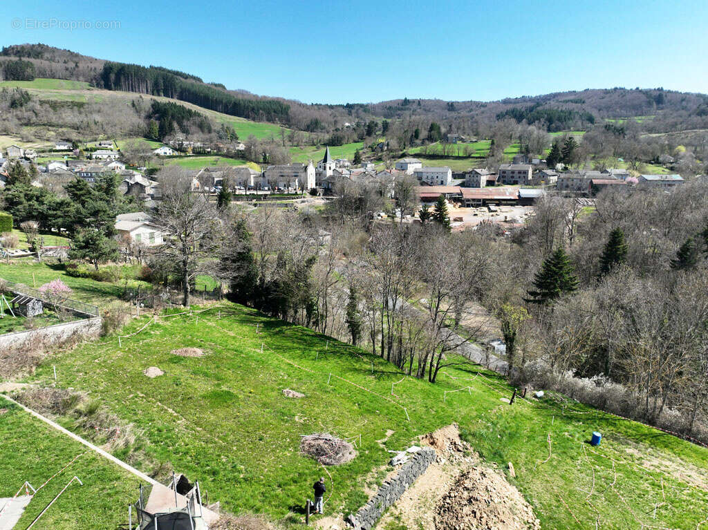 Terrain à SAINT-HOSTIEN
