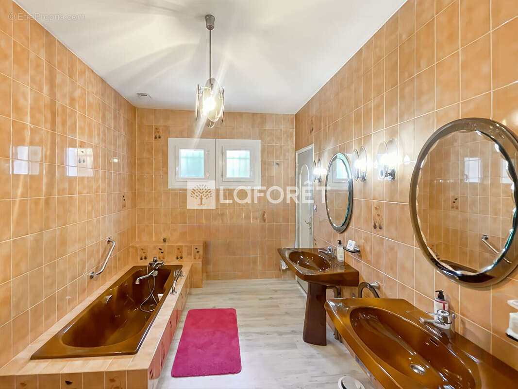 Maison T5 de plain-pied environ 186 m² - Centre-ville de Castelsarrasin - Garage - photo 6