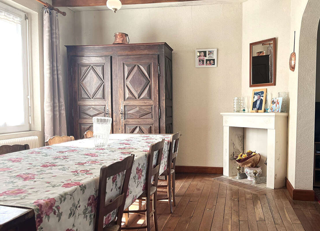 Maison à MONTMOREAU-SAINT-CYBARD