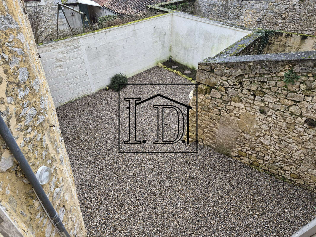 COUR - Maison à FAUX