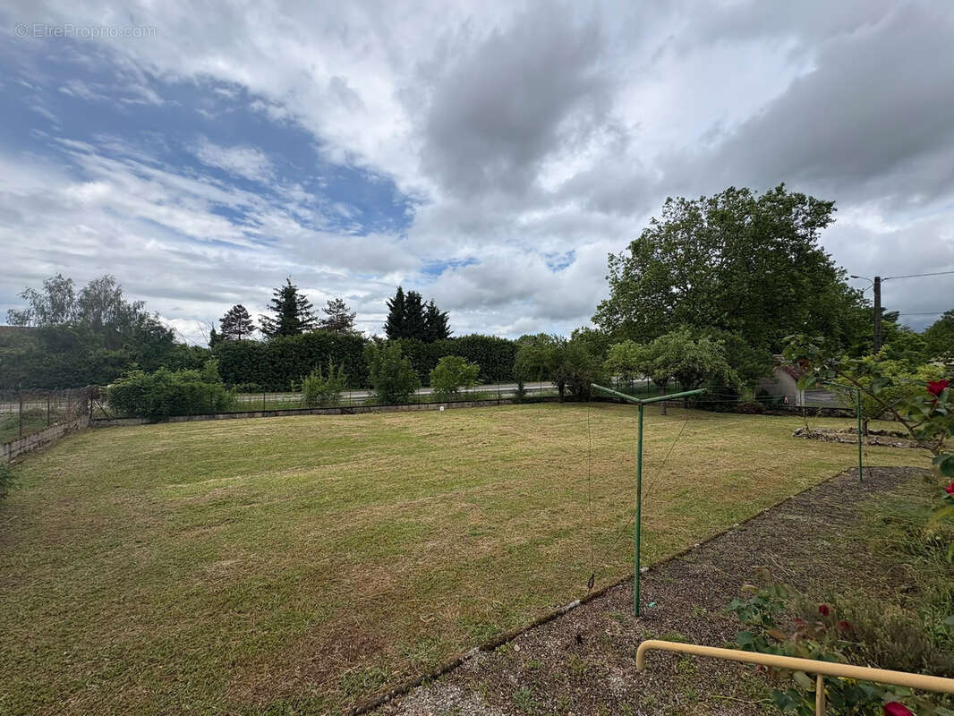 Maison familiale avec sous-sol complet et terrain clos - photo 2
