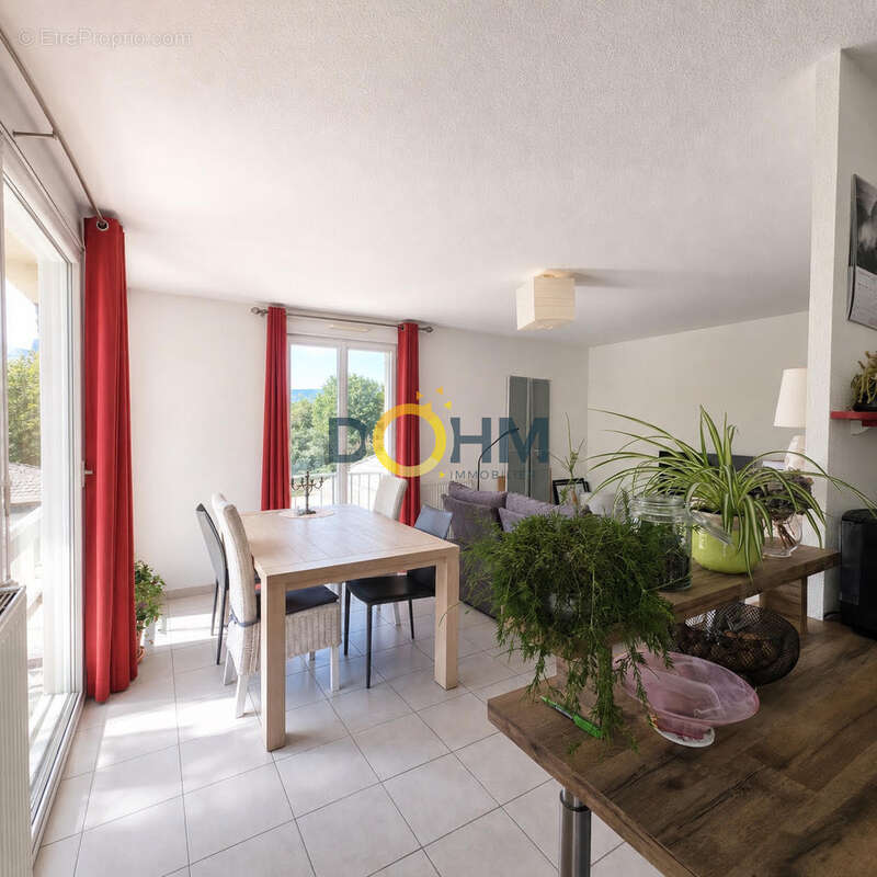 Appartement T3  lumineux avec grand balcon, garage et parking. - photo 2