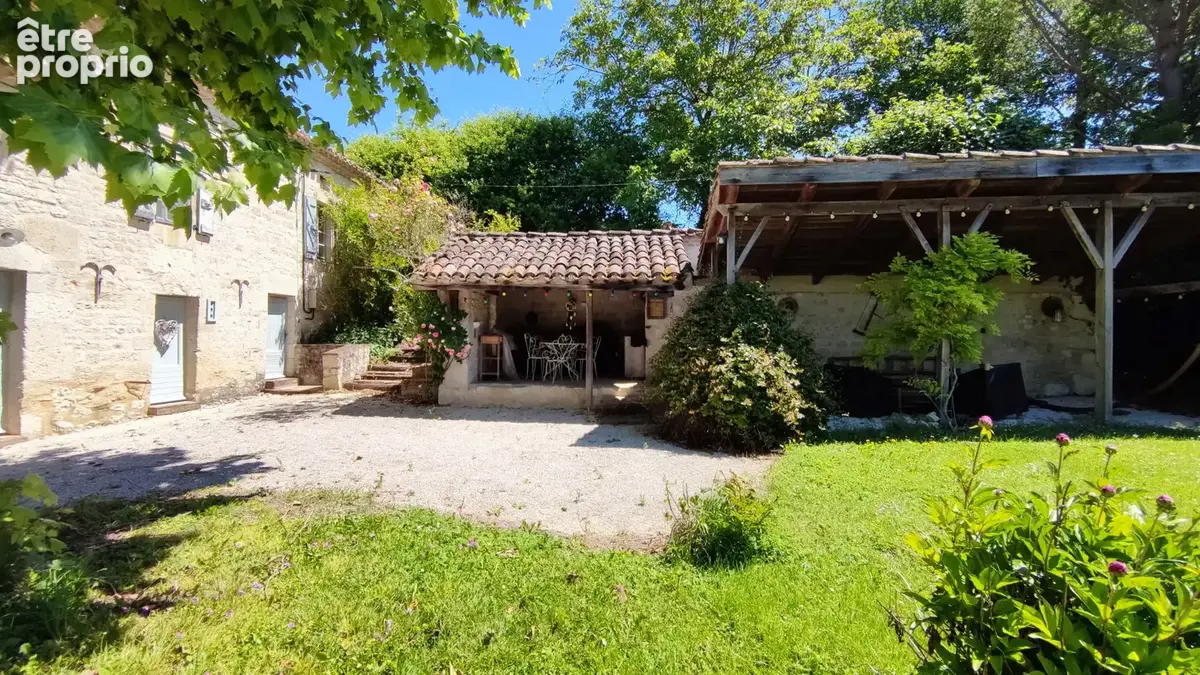 Magnifique maison en pierre avec gîte attenant et 6 575 m2 de terrain arboré - photo 2