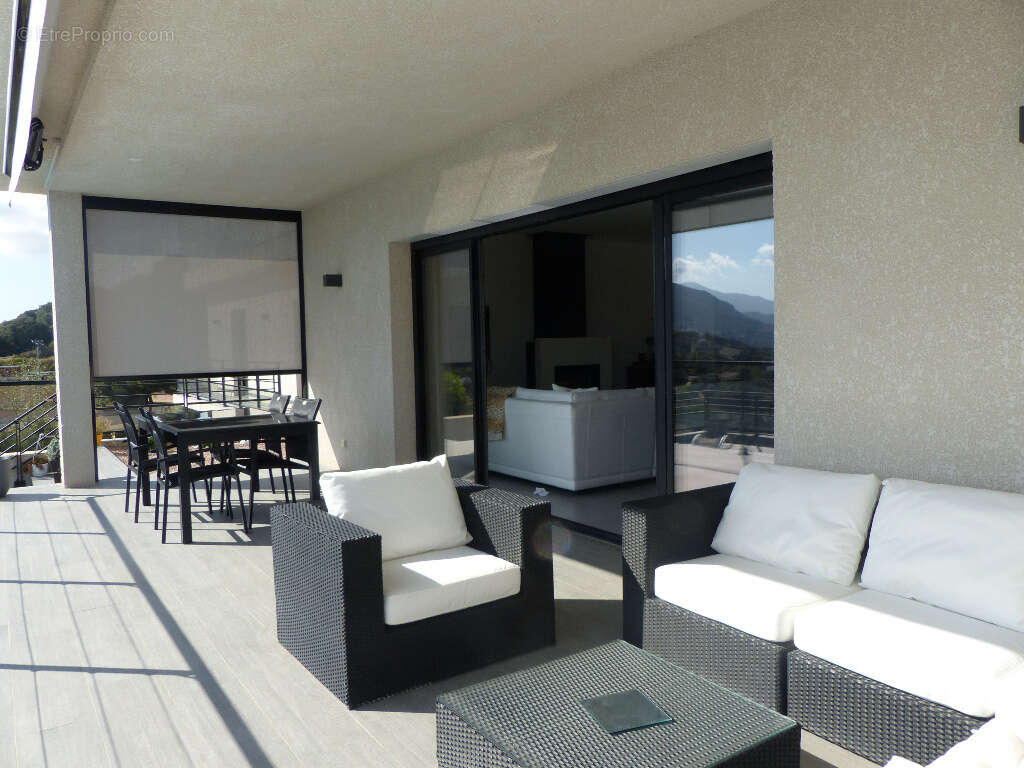 Villa Afa  contemporaine 6 pièce(s) 232 m2 F4+F2 avec piscine - photo 5