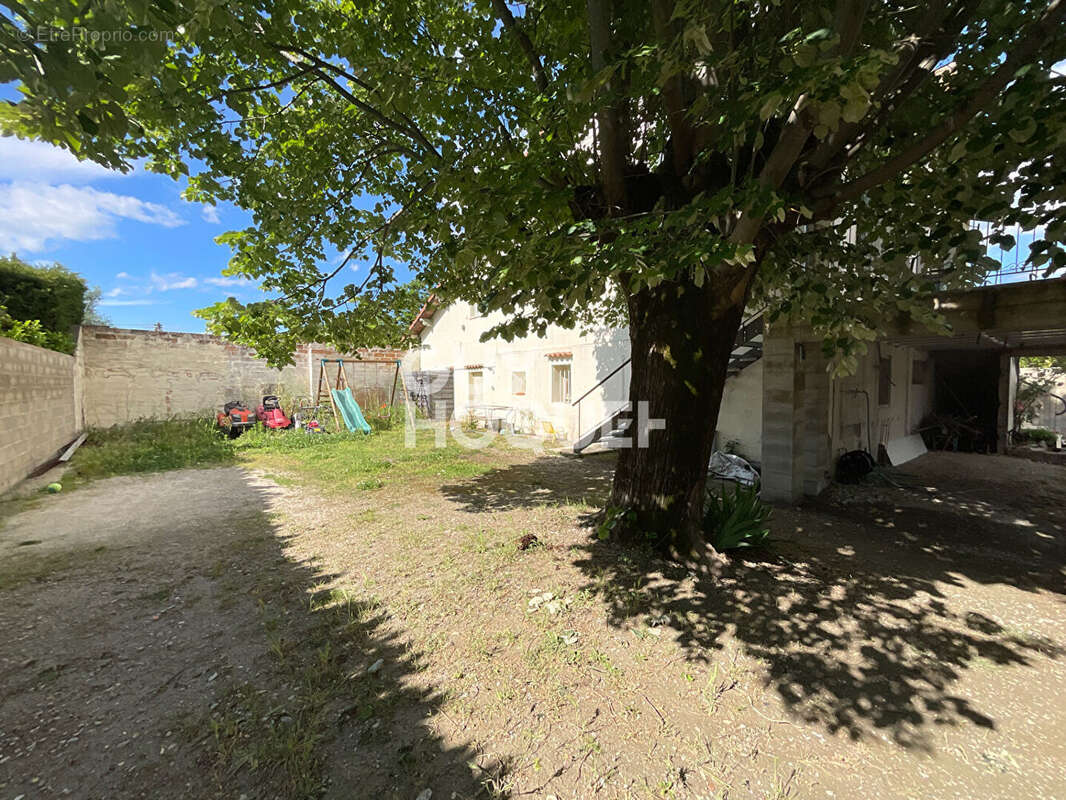 Maison à ENTRAIGUES-SUR-LA-SORGUE