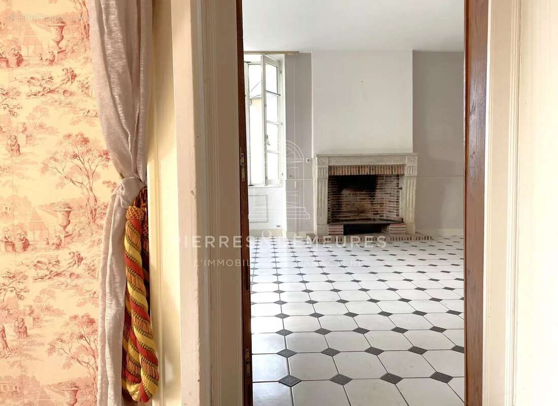 Bâtisse de caractère à rénover – deux logements et fort potentiel - photo 2