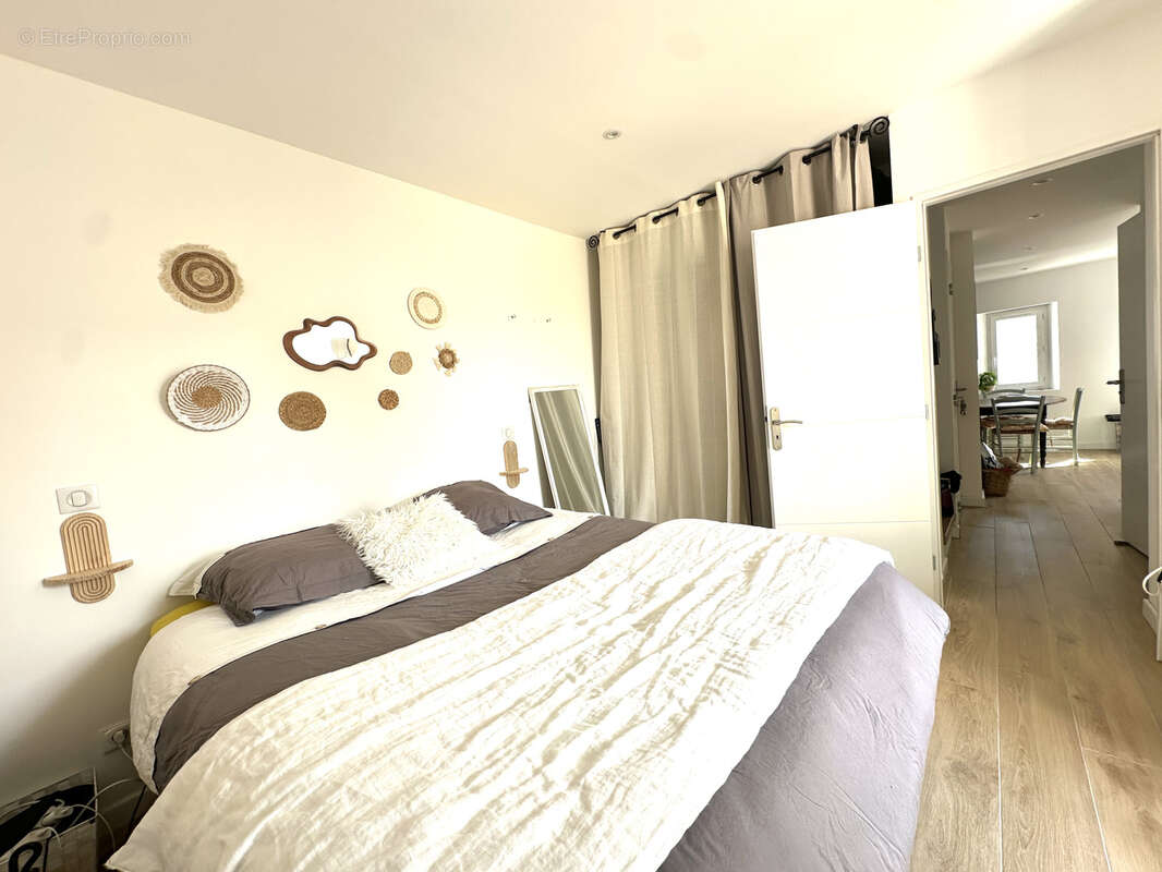 Appartement à CEYRESTE