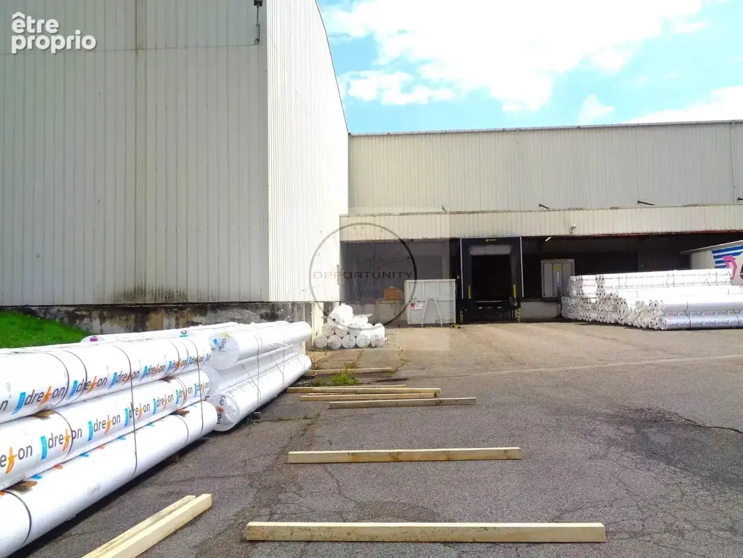 Immeuble/Entrepôt Local D'Activités Edifié sur 15 756m2 de terrain - photo 2