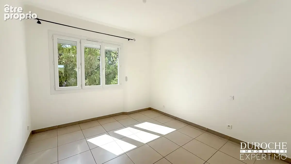TRESQUES, 20mn d'UZES, maison comprenant deux logements indépendants avec garage sur parcelle de 1444m2 - photo 7