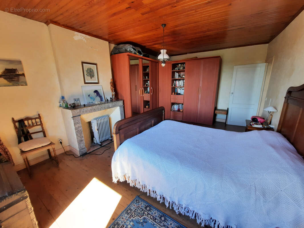 Maison de bourg 193 m2 + dépendance et jardin - photo 8