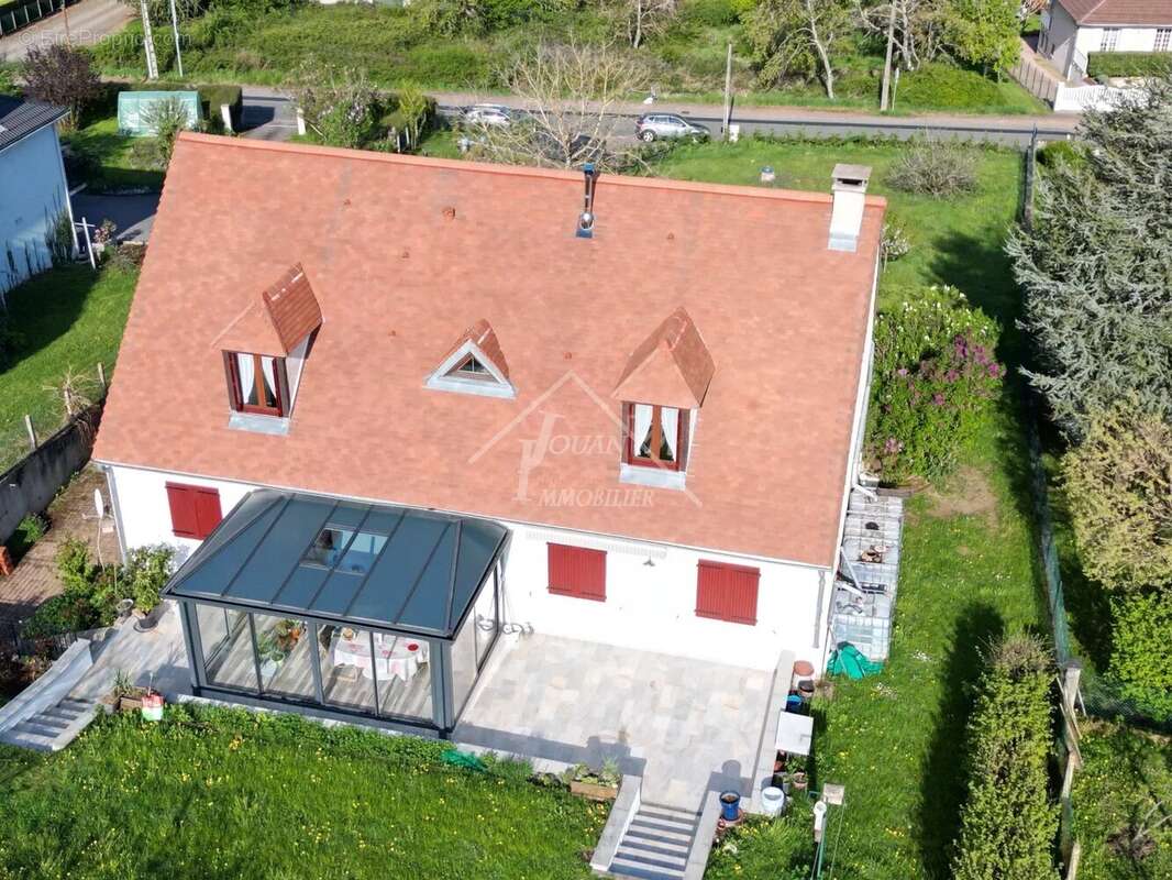 Maison à CREUZIER-LE-VIEUX