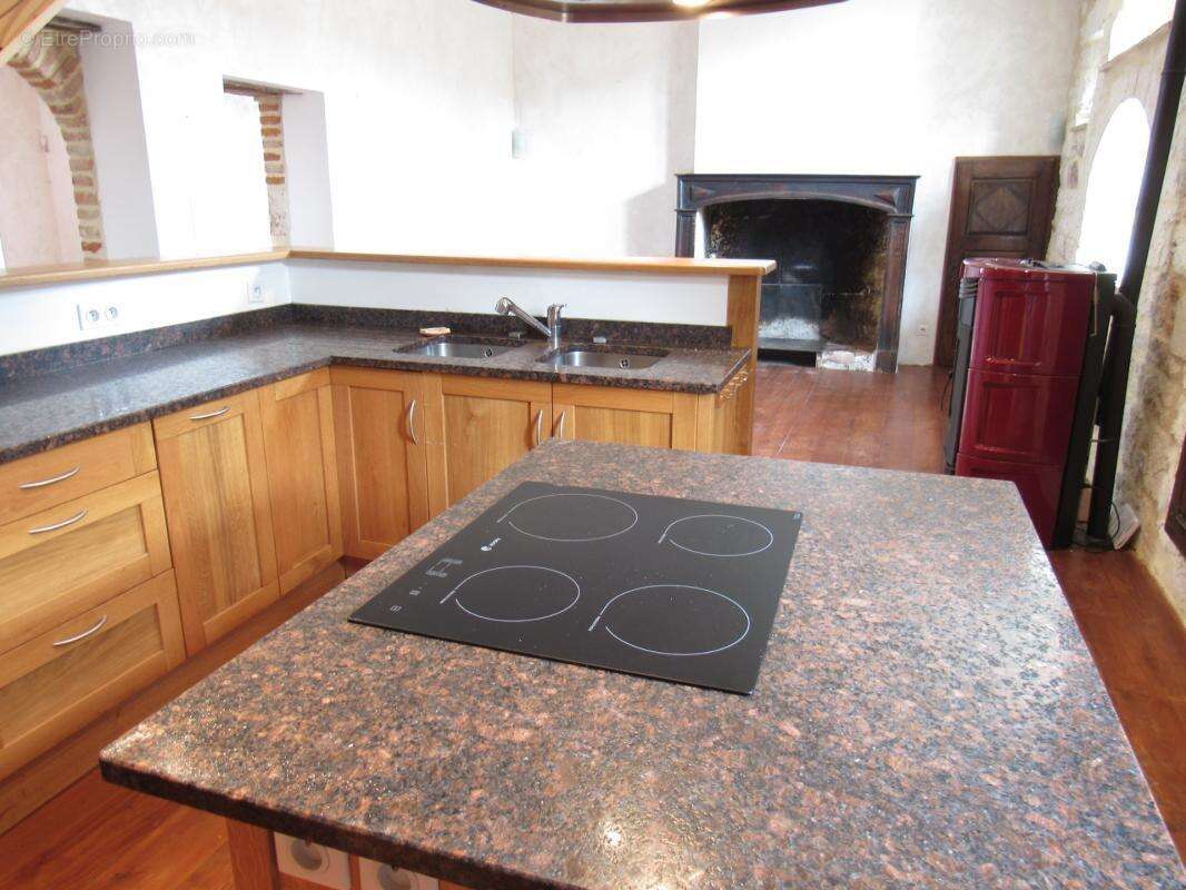 Grande maison medievale  de village entierement renovee dpe en b avec une petite maison qui sert de garage   290000€ - photo 35