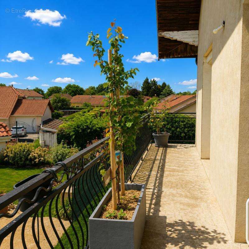 Maison à LA CHAPELLE-DE-LA-TOUR