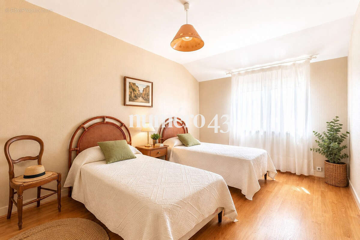 Chambre 2 - R+1 - Maison à VILLENAVE-D'ORNON