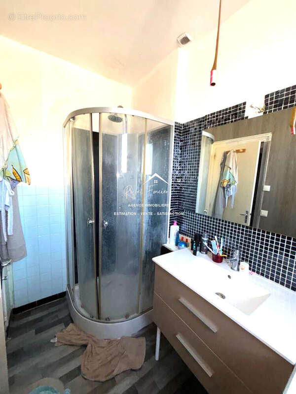 Salle d&#039;eau - Maison à CHARNIZAY