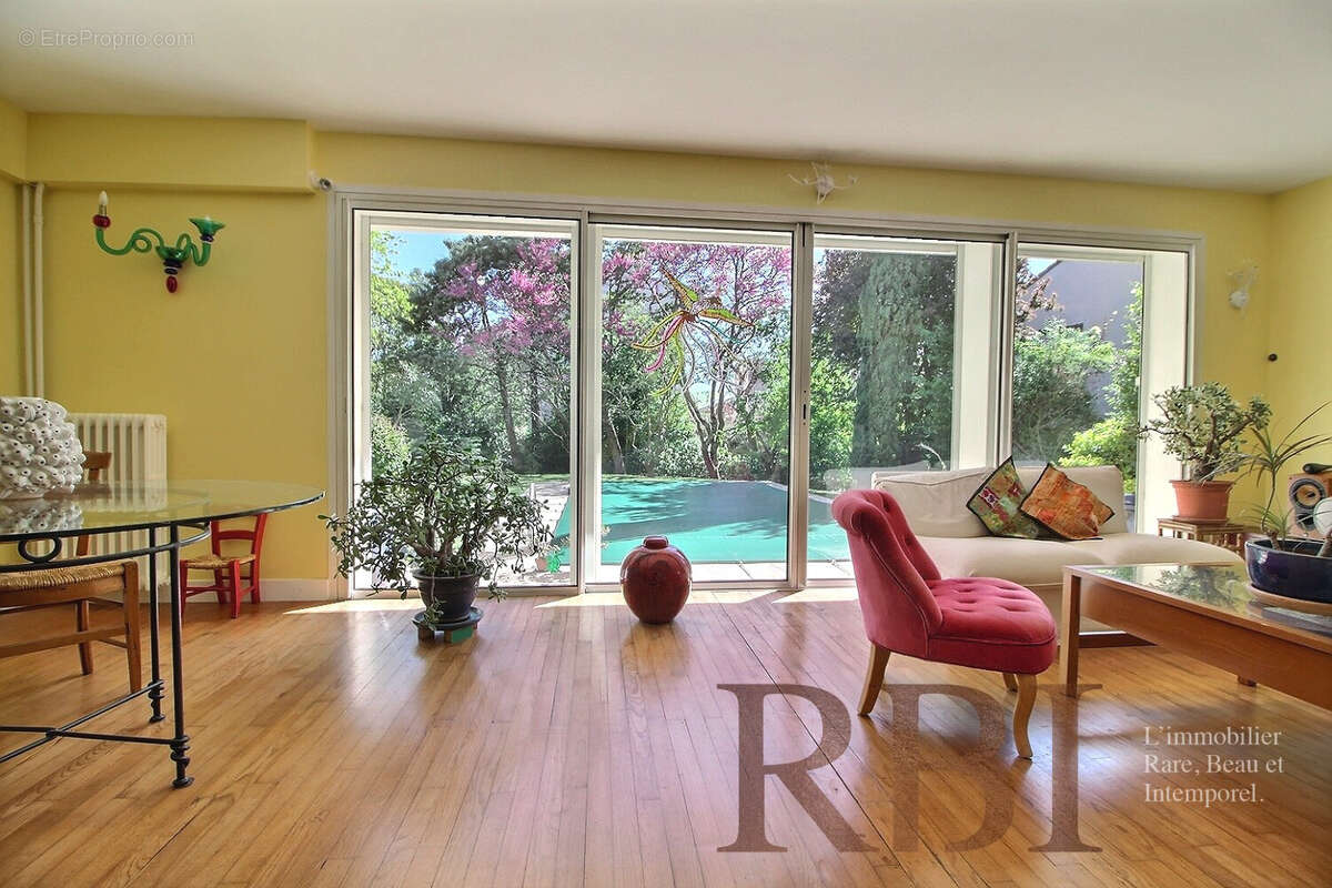 Grande maison familiale avec jardin et piscine - photo 3