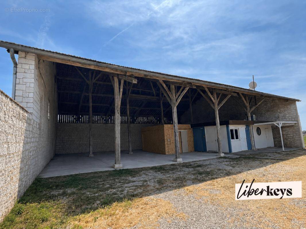 Grange de caractère avec dépendance provisoire – Fort potentiel d'aménagement - photo 1