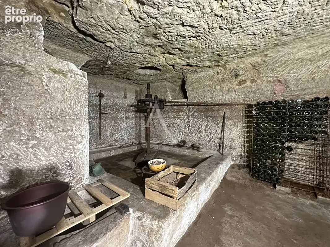 Cave troglodyte avec extérieur et stationnement ! - photo 2