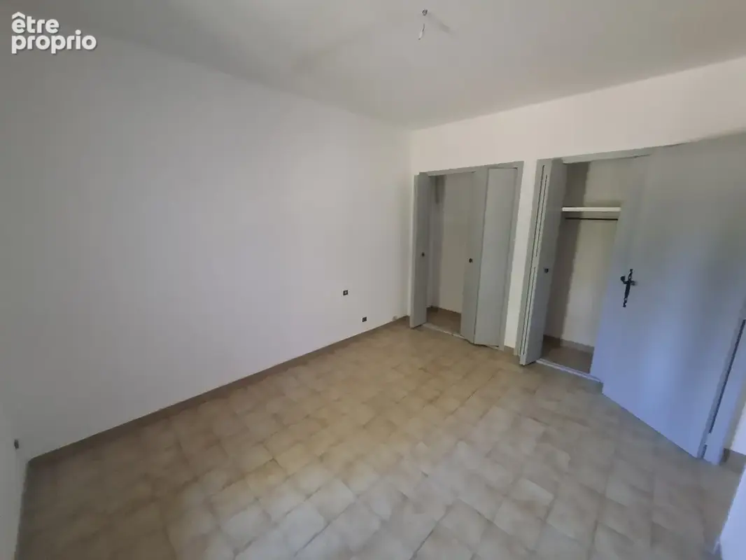 Maison de plain-pied avec cour et parking - photo 8