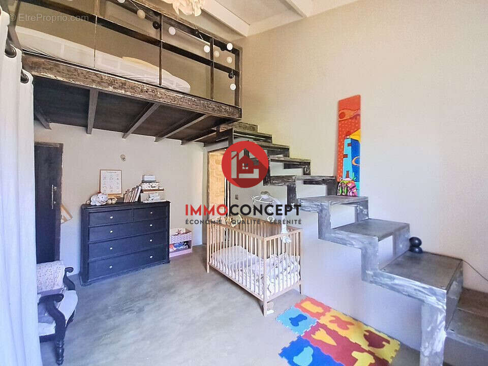 Maison 195 m² à Roquemaure  - photo 4