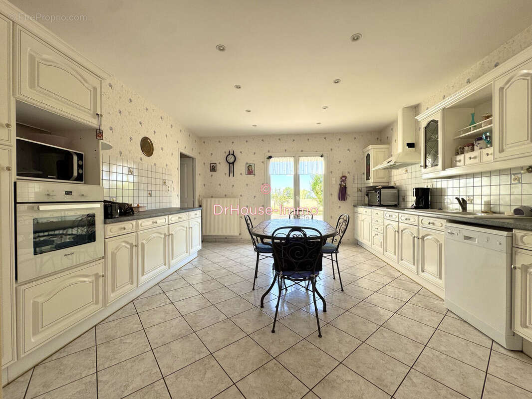 Maison 185 m² à Neuville-De-Poitou  - photo 7