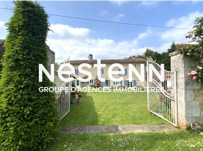 Maison à LA ROCHEBEAUCOURT-ET-ARGENTINE