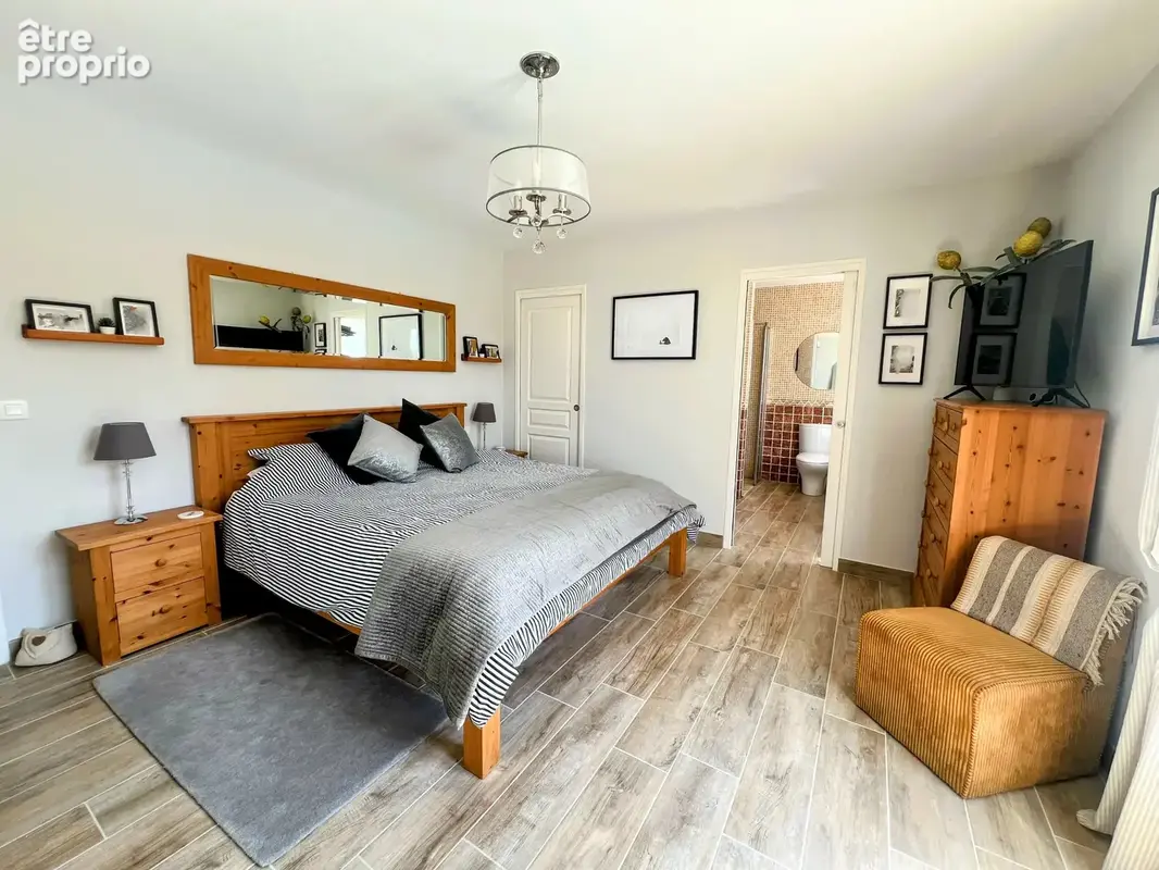 Maison Familiale Indépendante avec Piscine et Jardins, à Proximité du Centre Ville - photo 9